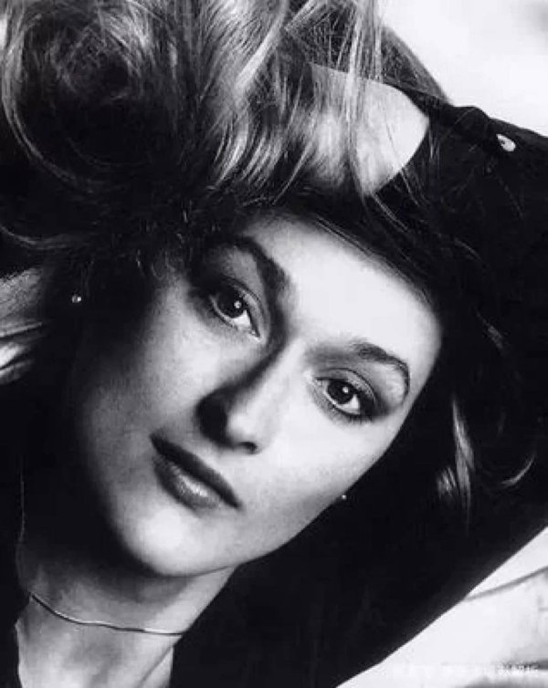 股票配资首选门户网站 梅丽尔·斯特里普年轻时有多美？旧照曝光颜值碾压当下小花，岁月不饶人